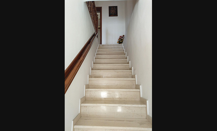 60'S CHARM ON THE TOP FLOOR OF A 2-UNIT BUILDING