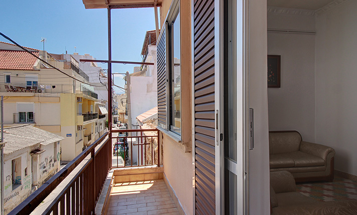 60'S CHARM ON THE TOP FLOOR OF A 2-UNIT BUILDING