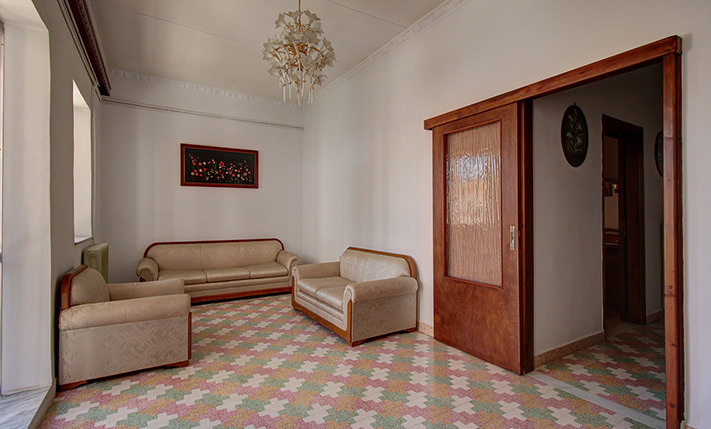 60'S CHARM ON THE TOP FLOOR OF A 2-UNIT BUILDING