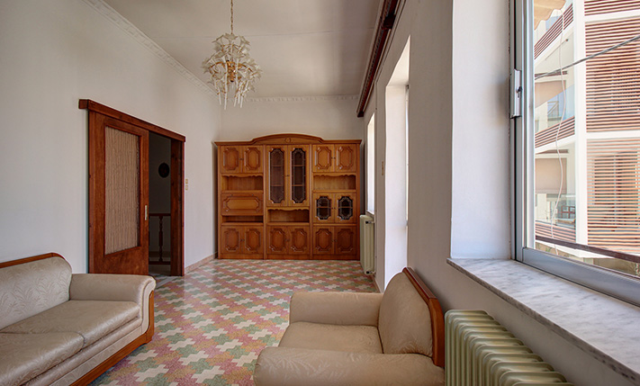 60'S CHARM ON THE TOP FLOOR OF A 2-UNIT BUILDING