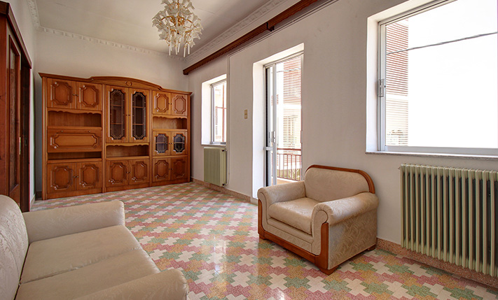 60'S CHARM ON THE TOP FLOOR OF A 2-UNIT BUILDING