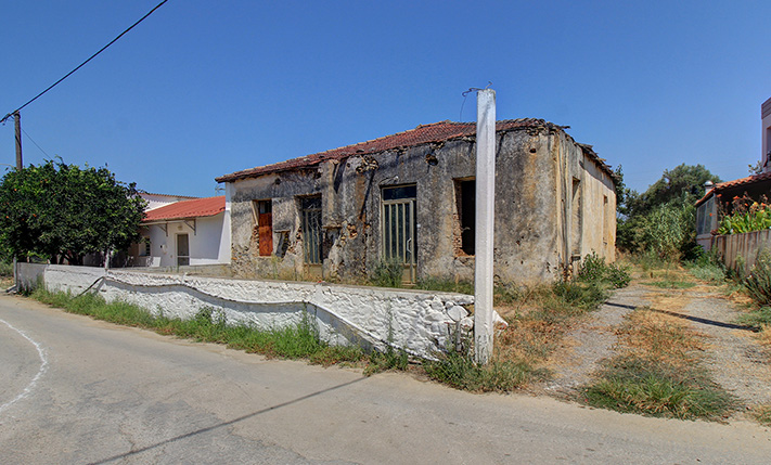 UNCONVERTED GROUND-LEVEL ON A SPACIOUS PLOT