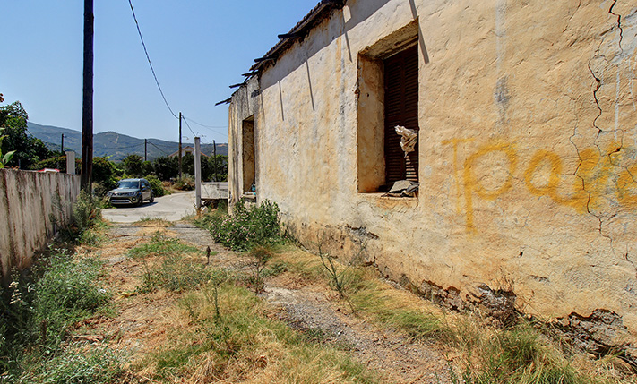 UNCONVERTED GROUND-LEVEL ON A SPACIOUS PLOT