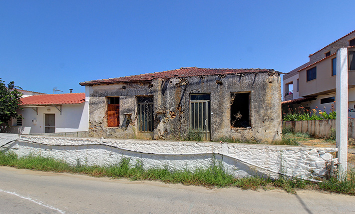 UNCONVERTED GROUND-LEVEL ON A SPACIOUS PLOT