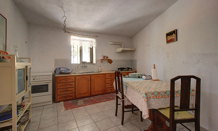 FARM HOUSE WITH POTENTIAL IN TRADITIONAL VILLAGE