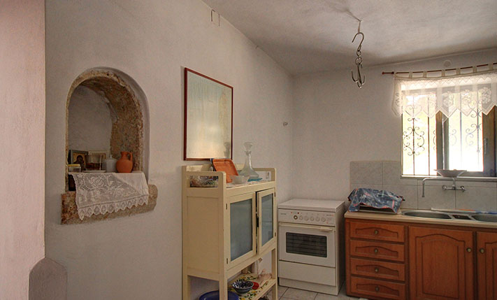 FARM HOUSE WITH POTENTIAL IN TRADITIONAL VILLAGE