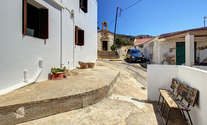 FARM HOUSE WITH POTENTIAL IN TRADITIONAL VILLAGE