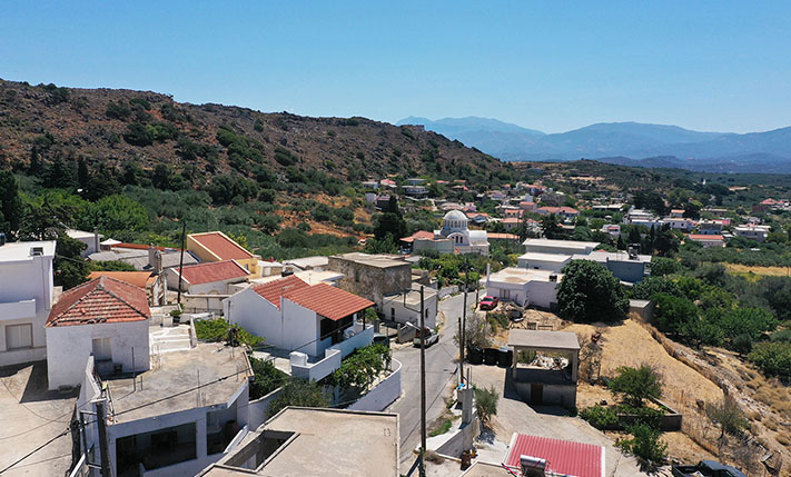 FARM HOUSE WITH POTENTIAL IN TRADITIONAL VILLAGE