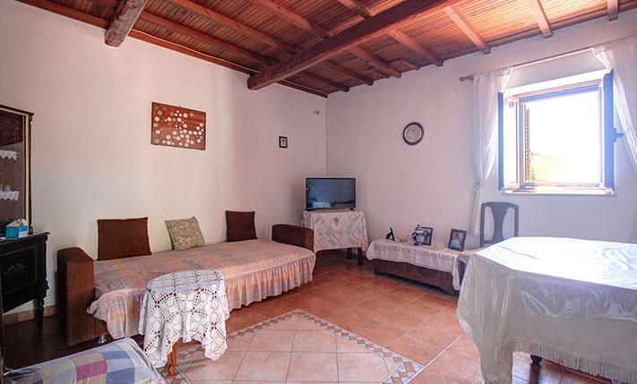 FARM HOUSE WITH POTENTIAL IN TRADITIONAL VILLAGE