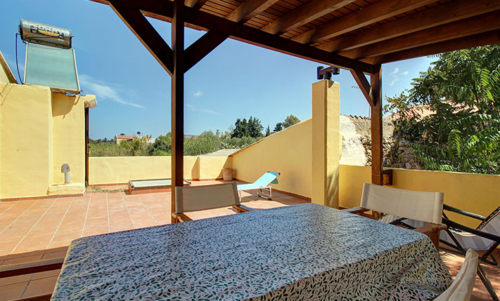 ΠΕΤΡΙΝΗ ΑΓΡΟΙΚΙΑ ΜΕ ΜΕΓΑΛΗ ΑΥΛΗ & ΘΕΑ ΣΤΑ ΒΟΥΝΑ