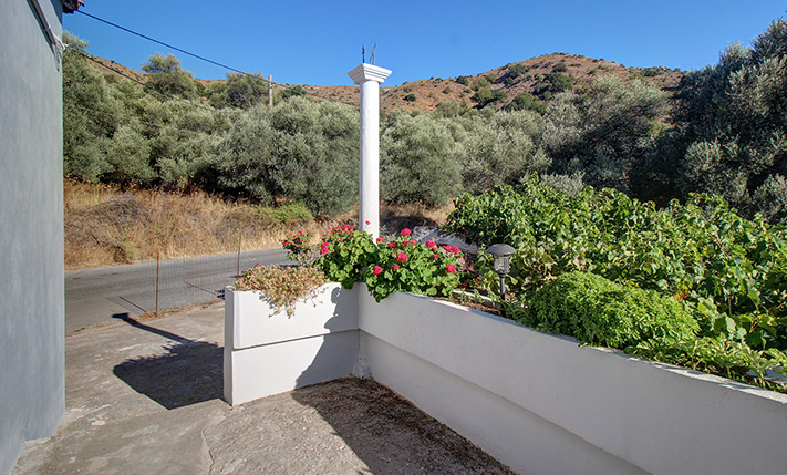 ΠΑΡΑΔΟΣΙΑΚΗ ΟΙΚΙΑ ΕΞΩ ΑΠΟ ΤΗΝ ΚΑΝΔΑΝΟ