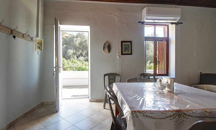 ΠΑΡΑΔΟΣΙΑΚΗ ΟΙΚΙΑ ΕΞΩ ΑΠΟ ΤΗΝ ΚΑΝΔΑΝΟ