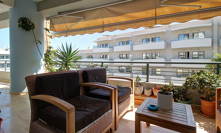 IN A MODERN COMPLEX STEPS FROM THE BEACH