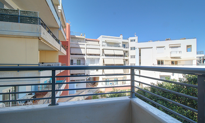 IN A MODERN COMPLEX STEPS FROM THE BEACH