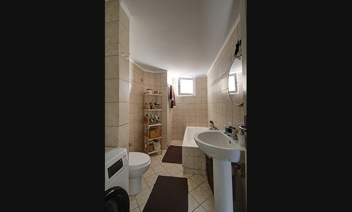 IN A MODERN COMPLEX STEPS FROM THE BEACH