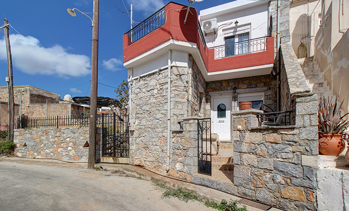 A HOUSE WITH POTENTIAL IN A RURAL AREA