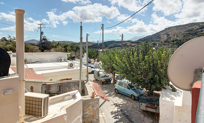 A HOUSE WITH POTENTIAL IN A RURAL AREA