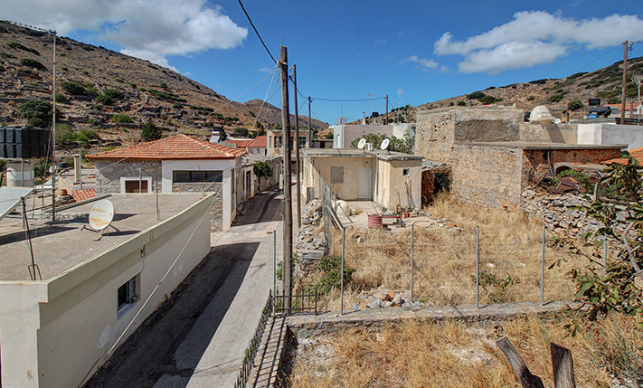 A HOUSE WITH POTENTIAL IN A RURAL AREA