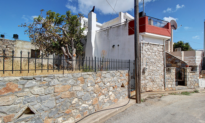 A HOUSE WITH POTENTIAL IN A RURAL AREA