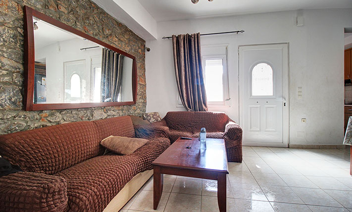 A HOUSE WITH POTENTIAL IN A RURAL AREA