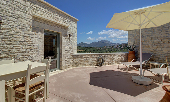 ΔΥΟ ΠΟΛΥΤΕΛΕΙΣ ΟΙΚΙΕΣ ΣΕ ΠΑΡΑΔΟΣΙΑΚΕΣ ΓΡΑΜΜΕΣ