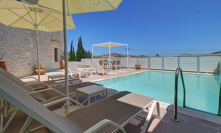 ΔΥΟ ΠΟΛΥΤΕΛΕΙΣ ΟΙΚΙΕΣ ΣΕ ΠΑΡΑΔΟΣΙΑΚΕΣ ΓΡΑΜΜΕΣ