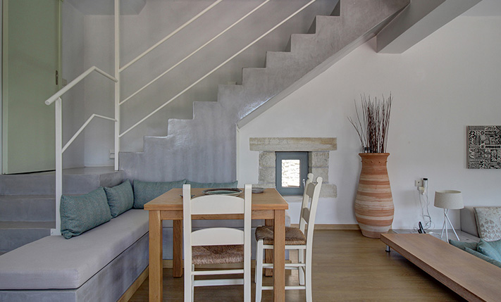 ΔΥΟ ΠΟΛΥΤΕΛΕΙΣ ΟΙΚΙΕΣ ΣΕ ΠΑΡΑΔΟΣΙΑΚΕΣ ΓΡΑΜΜΕΣ