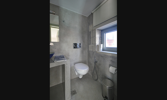 ΔΥΟ ΠΟΛΥΤΕΛΕΙΣ ΟΙΚΙΕΣ ΣΕ ΠΑΡΑΔΟΣΙΑΚΕΣ ΓΡΑΜΜΕΣ