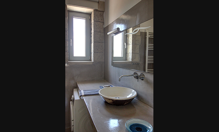 ΔΥΟ ΠΟΛΥΤΕΛΕΙΣ ΟΙΚΙΕΣ ΣΕ ΠΑΡΑΔΟΣΙΑΚΕΣ ΓΡΑΜΜΕΣ