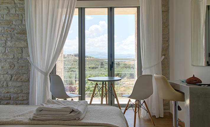 ΔΥΟ ΠΟΛΥΤΕΛΕΙΣ ΟΙΚΙΕΣ ΣΕ ΠΑΡΑΔΟΣΙΑΚΕΣ ΓΡΑΜΜΕΣ