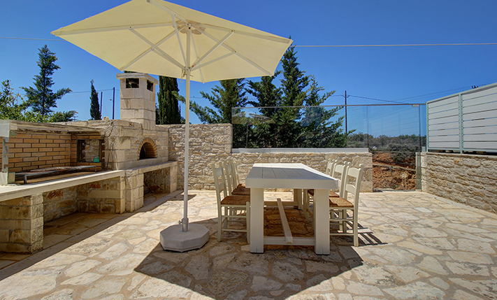 ΔΥΟ ΠΟΛΥΤΕΛΕΙΣ ΟΙΚΙΕΣ ΣΕ ΠΑΡΑΔΟΣΙΑΚΕΣ ΓΡΑΜΜΕΣ