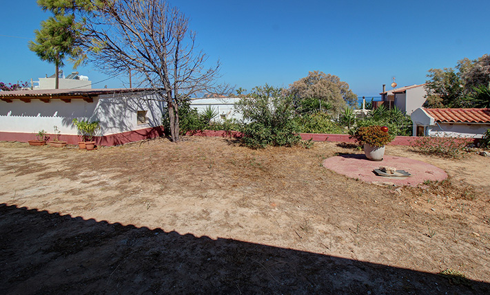 BUNGALOW WITH A SPACIOUS GARDEN NEAR THE BEACH