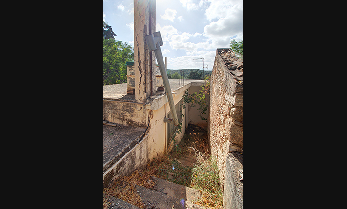 BUILDING FOR RESTORATION ON A GOOD-SIZE PLOT