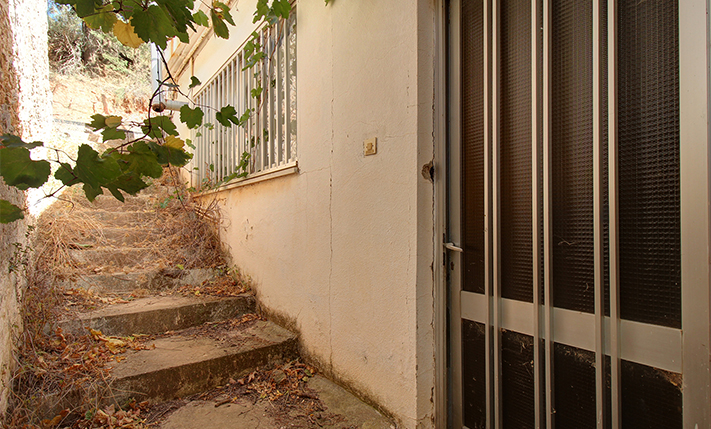 BUILDING FOR RESTORATION ON A GOOD-SIZE PLOT