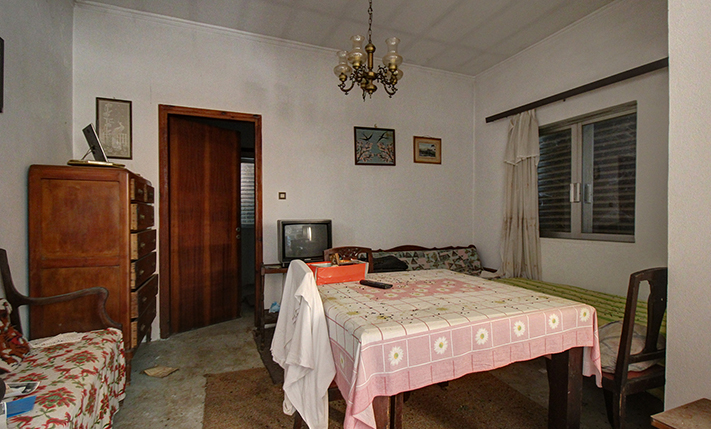 BUILDING FOR RESTORATION ON A GOOD-SIZE PLOT