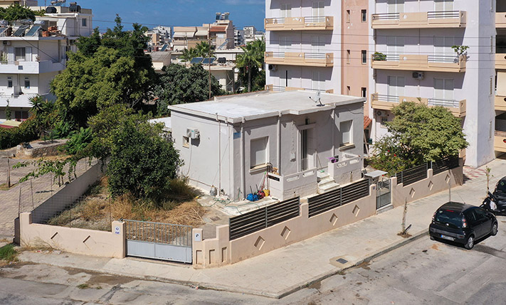 CORNER PLOT IN THE CITY CENTER WITH A 1-LEVEL HOUSE