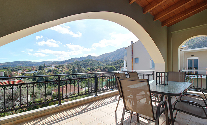 ΠΟΙΟΤΙΚΗ ΟΙΚΟΓΕΝΕΙΑΚΗ ΟΙΚΙΑ ΜΕ ΚΗΠΟ & ΘΕΑ