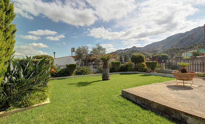 A QUALITY FAMILY HOUSE WITH GARDEN & VIEWS