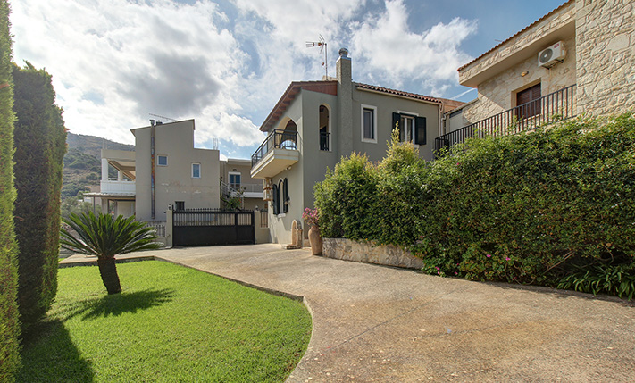 ΠΟΙΟΤΙΚΗ ΟΙΚΟΓΕΝΕΙΑΚΗ ΟΙΚΙΑ ΜΕ ΚΗΠΟ & ΘΕΑ