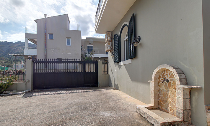 A QUALITY FAMILY HOUSE WITH GARDEN & VIEWS