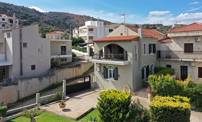 A QUALITY FAMILY HOUSE WITH GARDEN & VIEWS