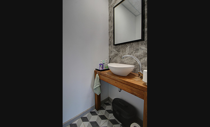 ΟΙΚΙΑ ΜΕ ΕΝΤΥΠΩΣΙΑΚΗ ΘΕΑ & ΜΕ ΔΥΟ ΞΕΝΩΝΕΣ