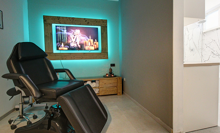 ΟΙΚΙΑ ΜΕ ΕΝΤΥΠΩΣΙΑΚΗ ΘΕΑ & ΜΕ ΔΥΟ ΞΕΝΩΝΕΣ