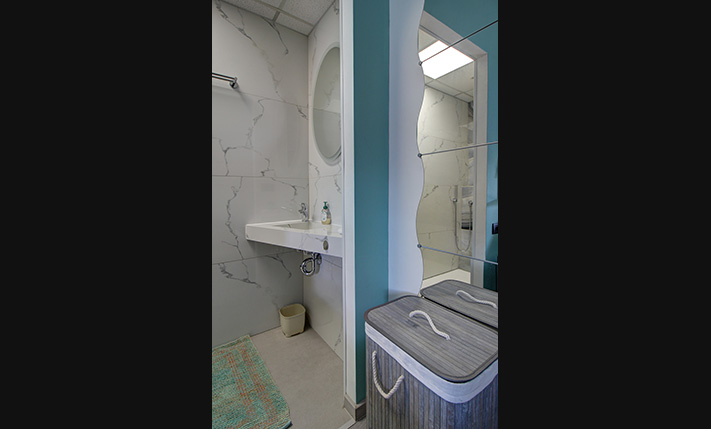 HOUSE WITH SEA VIEWS & 2 GUEST APARTMENTS