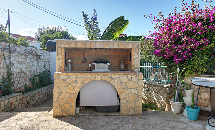 ΟΙΚΙΑ ΜΕ ΕΝΤΥΠΩΣΙΑΚΗ ΘΕΑ & ΜΕ ΔΥΟ ΞΕΝΩΝΕΣ