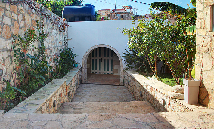 HOUSE WITH SEA VIEWS & 2 GUEST APARTMENTS