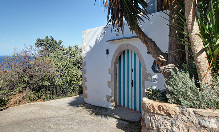 ΟΙΚΙΑ ΜΕ ΕΝΤΥΠΩΣΙΑΚΗ ΘΕΑ & ΜΕ ΔΥΟ ΞΕΝΩΝΕΣ