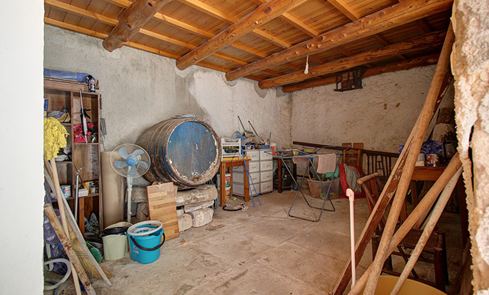 STONE HOUSE WITH A SECLUDED TERRACE & GARDEN