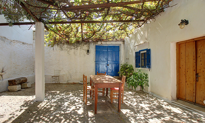 ΟΙΚΙΑ ΜΕ ΚΛΕΙΣΤΗ ΑΥΛΗ & ΚΗΠΟ ΣΕ ΓΡΑΦΙΚΟ ΣΗΜΕΙΟ