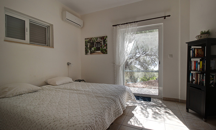 ΣΕ ΕΝΑ ΚΑΤΑΦΥΤΟ ΦΑΡΑΓΓΙ ΠΟΥ ΣΥΝΑΝΤΑ ΤΗ ΘΑΛΑΣΣΑ